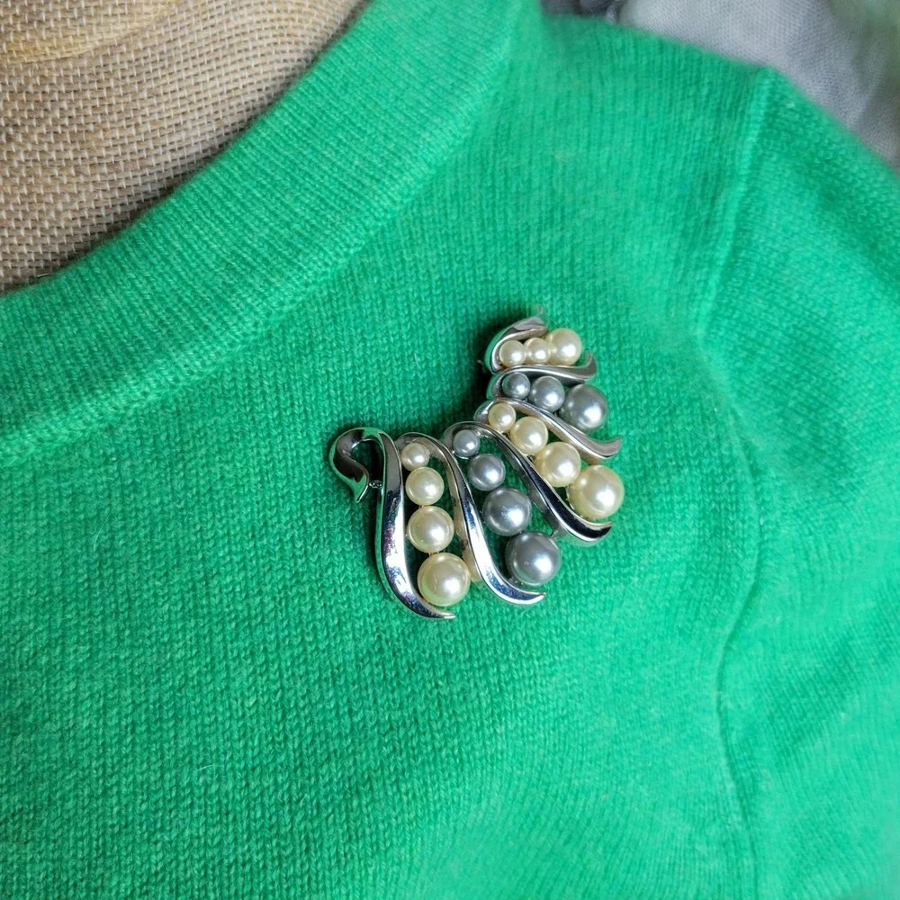 Vintage 60s Crown Trifari Brooch Rhodium Plate Faux Pearl Silver Tone Ribbon Pin